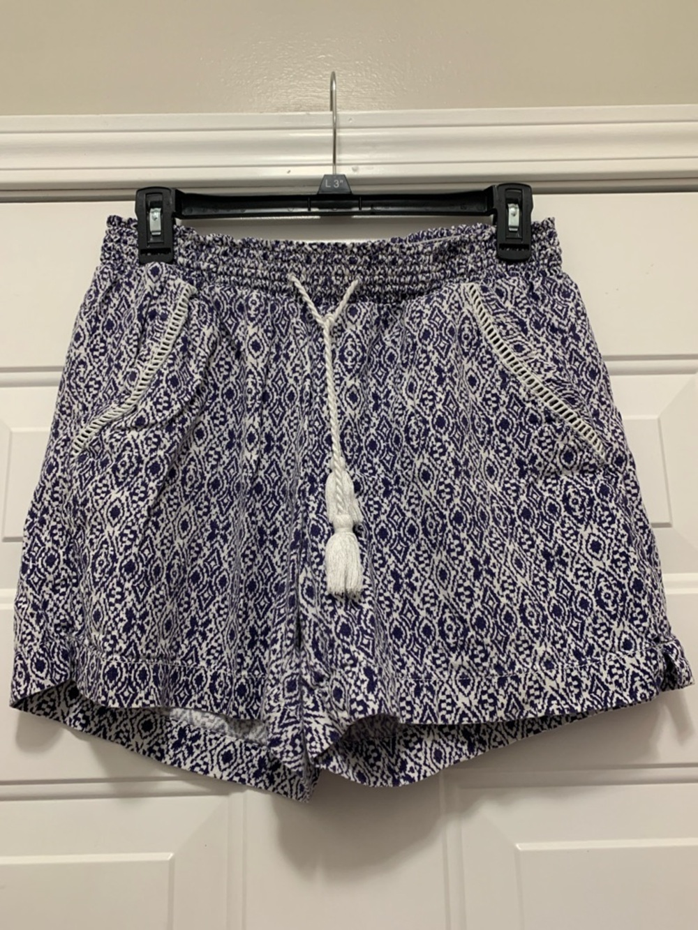 3/$15 Briggs New York Linen Blend Navy and White Ikat Drawstring Shorts Medium
